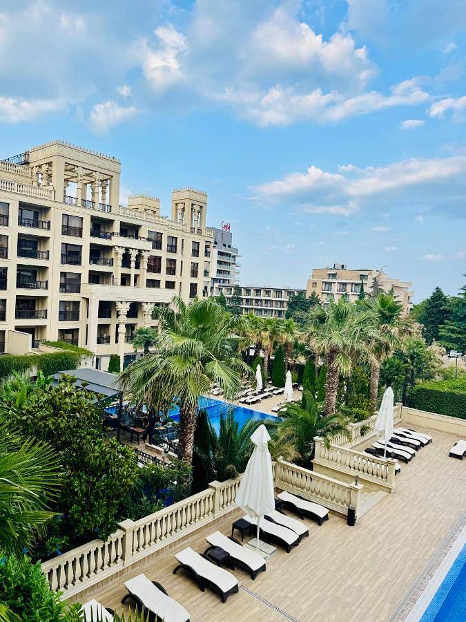 Ferienwohnung für 4 Personen, mit Ausblick und Garten sowie Pool am Goldstrand