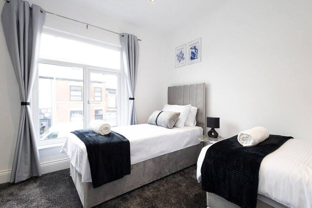 Entire apartment, Modern Bolton Retreat - Stylish Comfort - Flat B in Bolton, Greater Manchester