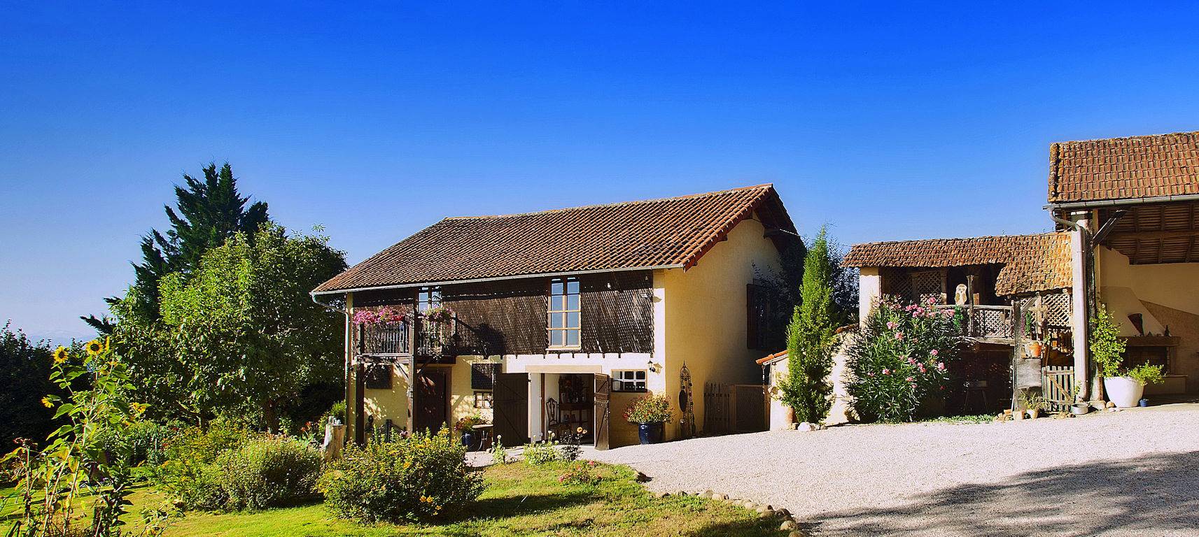 Maison Vue Pyrénées, maison d'hôtes moto ! in Sarraguzan, Gers
