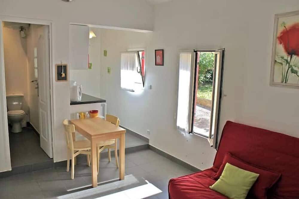 Entire apartment, Studio Aix en Provence in Meyreuil, Aix-en-Provence region
