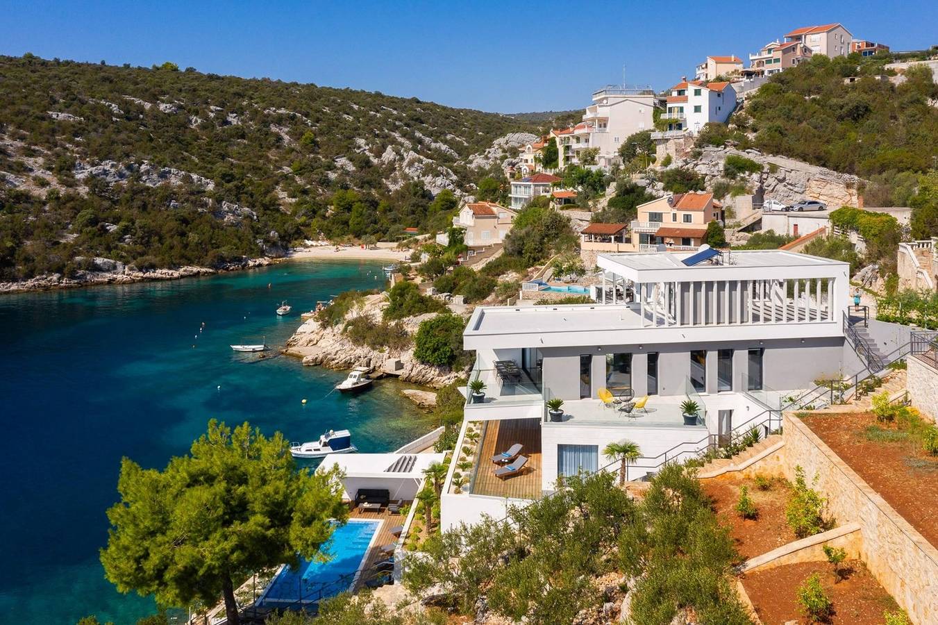 Luxe Villa Marina Prestige met verwarmd overloopzwembad, sauna en fitnessruimte aan zee in Vinisce-Marina in Vinišće, Split-Dalmatië