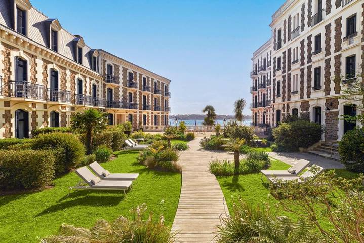 Hôtel pour 3 personnes, avec piscine et vue ainsi que jardin et sauna