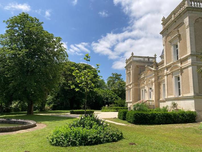 Location de vacances pour 2 personnes, avec terrasse et jardin ainsi que piscine et vue à Montbron - 3