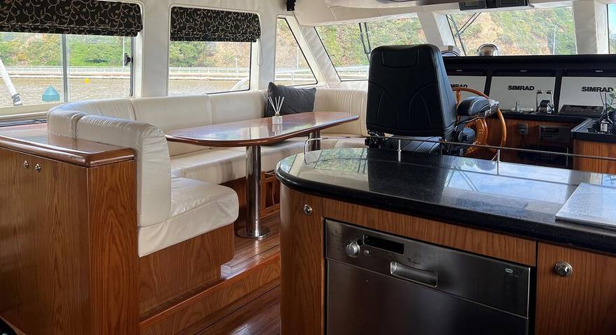 Houseboat for 6 people, with terrace in Lower Hutt City