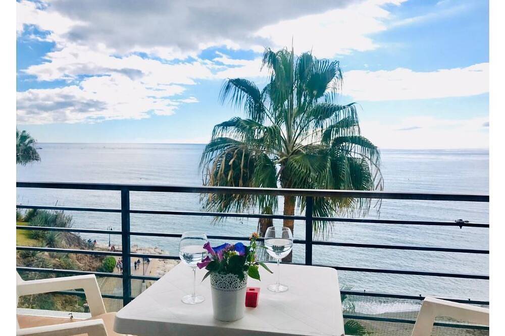 Entire apartment, Carihuela Beach, Castillo De Santa Clara, wifi, swimming pool in Playa El Bajondillo, Torremolinos