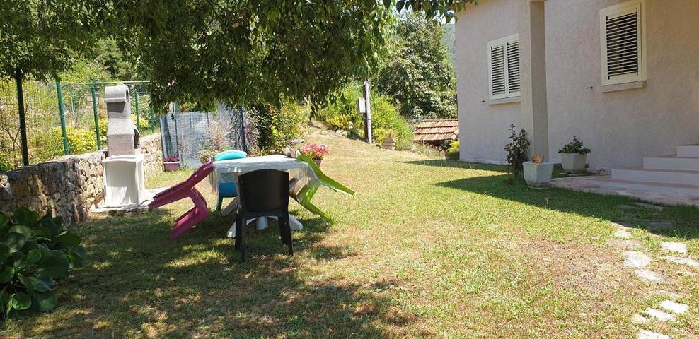 Villa für 2 Personen, mit Terrasse und Ausblick in Afa