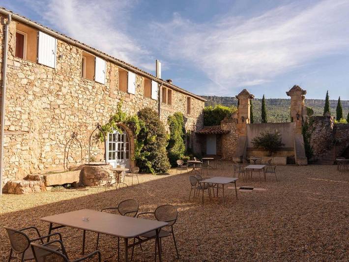 Hôtel pour 2 personnes, avec Terrasse ainsi que Jardin et Piscine à Châteauneuf-le-Rouge - 4