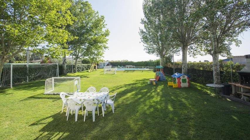 Gîte pour 14 personnes, avec piscine et jardin, adapté aux familles à El Viso de San Juan