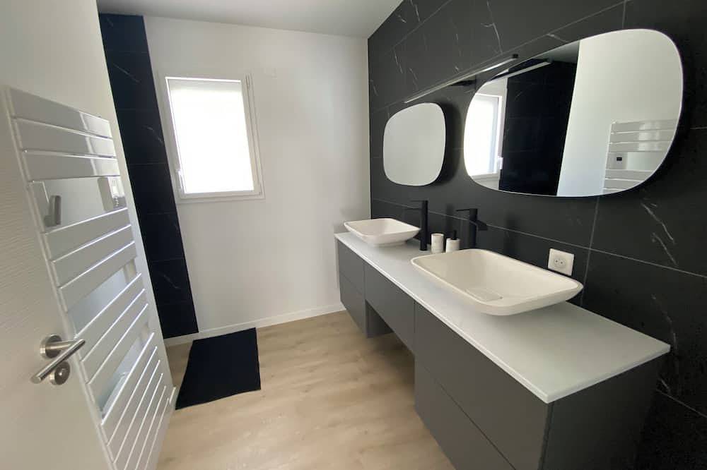 Villa with sea access and spa in Saint-Vincent-sur-Jard, Vendée