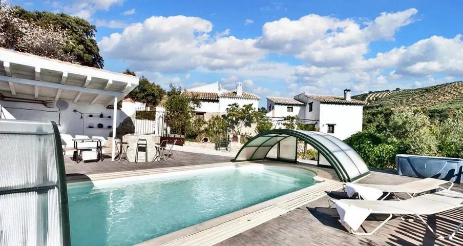 Casa rural para 21 personas, con jardín además de piscina y terraza, Se admiten mascotas en Montefrío