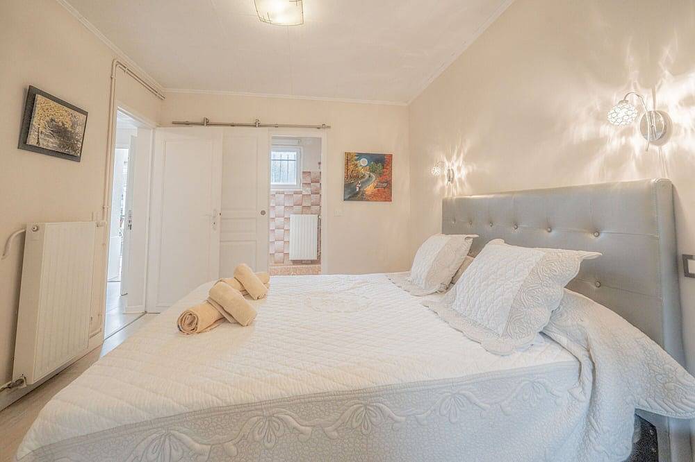 Entire apartment, Le Clos des Pradals - Gîte Champagne: Mountain View, Veranda & Wi-Fi in Banat, Tarascon-sur-Ariège