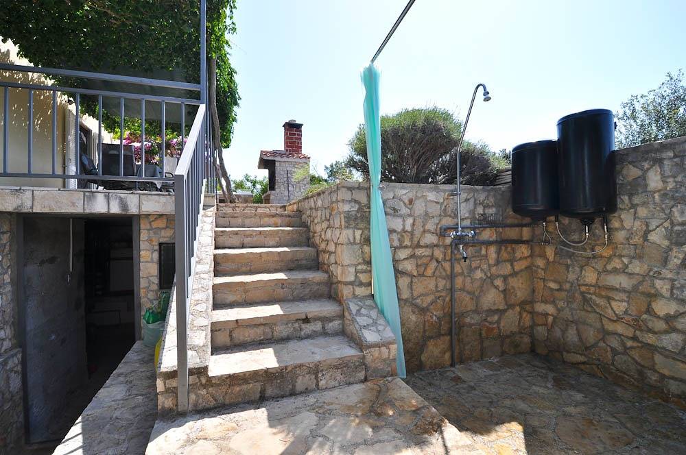 Ganze Wohnung, 3-Zimmer-Ferienwohnung mit Terrasse und Meerblick Necujam, Solta -a in Necujam, Solta