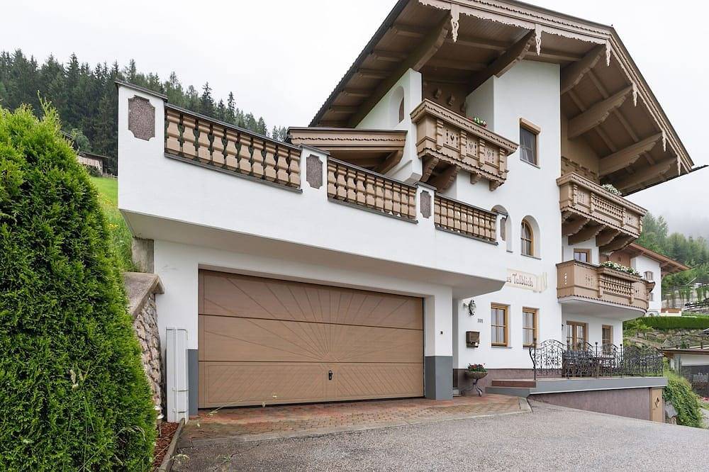 Entire apartment, Apartment in Hainzenberg near Ski Lift in Hainzenberg, Ziller valley alps