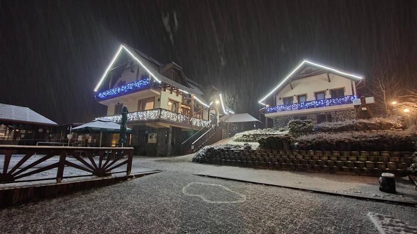 Gîte pour 2 personnes, avec jacuzzi et sauna ainsi que jardin et piscine dans Mureș