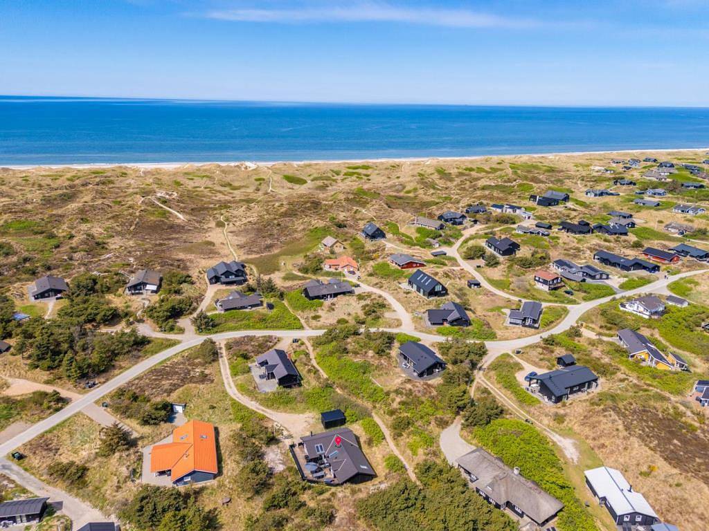 Wunderschönes, erhöht gelegenes Ferienhaus auf einem Dünengrundstück in Wassernähe. in Henne, Varde