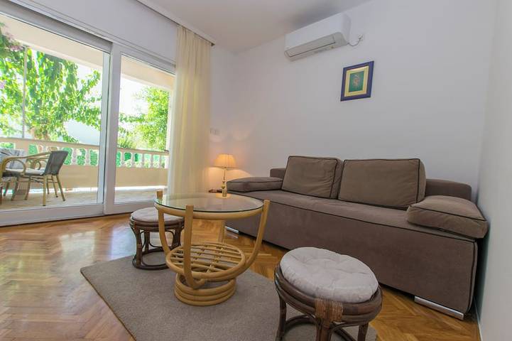 Ferienwohnung für 3 Personen, mit Terrasse und Pool in Rab Stadt
