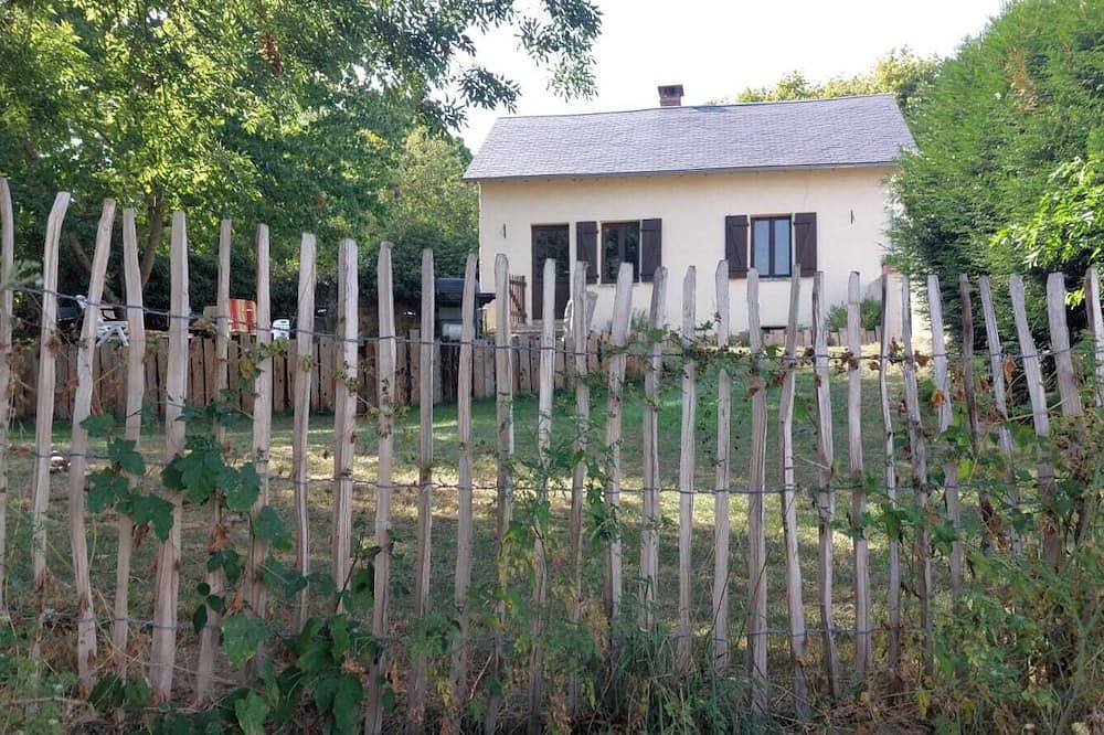 Rural cottage for 4 people on an organic farm with enclosed garden in Région d'Aubussargues