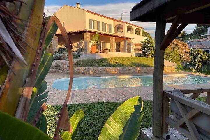 Location de vacances pour 8 personnes, avec balcon et piscine dans Pisciatello