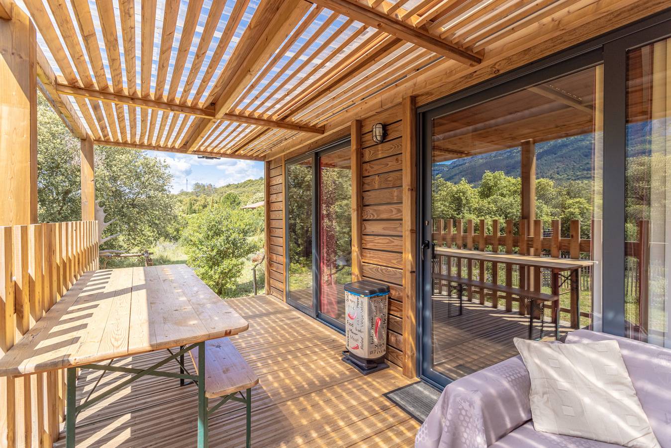 Chalet 'Canada' avec vue sur les montagnes, piscine partagée et jardin privé in Rouffiac-des-Corbières, Parc naturel régional Corbières-Fenouillèdes