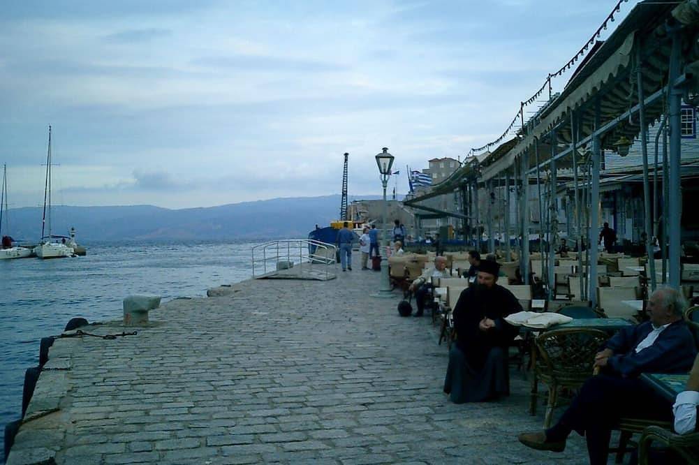 Superb 19C stone house with yard, 3 mins walk - no steps - to Hydra port in Hydra
