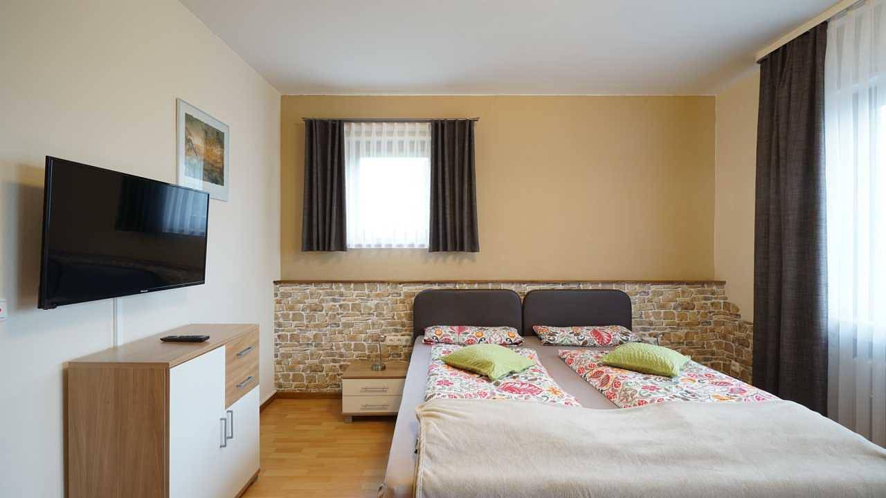 Ganze Ferienwohnung, Dz mit Dusche/Wc/Tv in Poppenhausen, Rhön-Hessen
