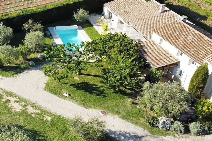 Location de vacances pour 6 personnes, avec terrasse et jardin à Saint-Pierre-de-Vassols