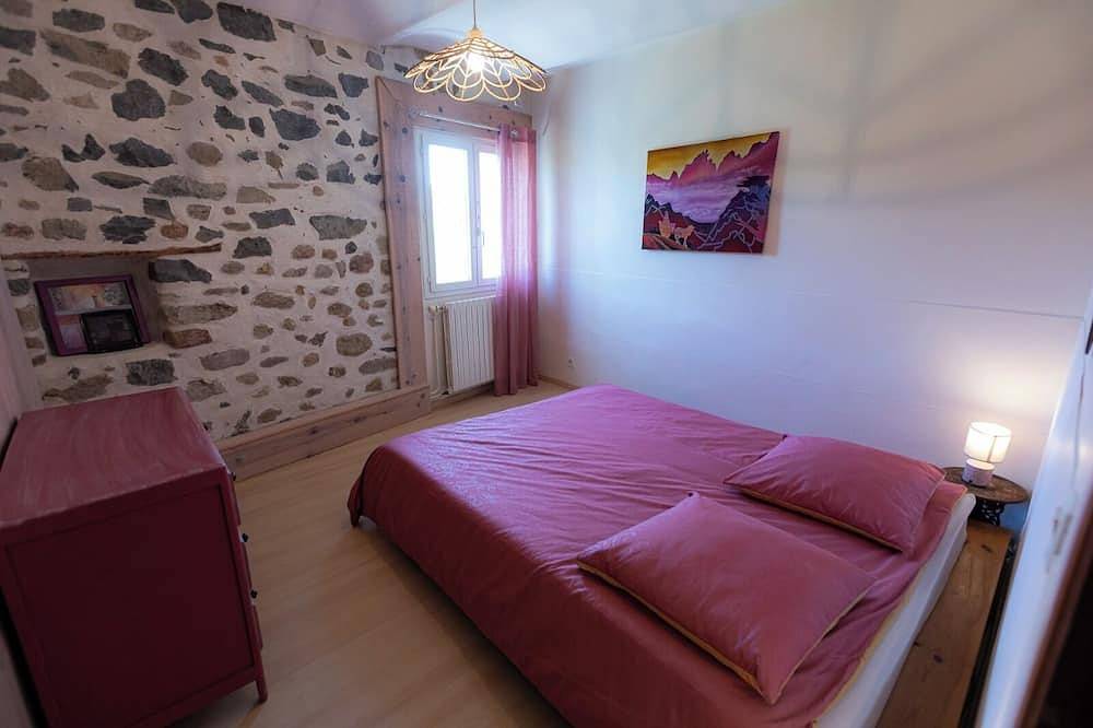 2 maisons en pierre 12 personnes Piscine 11*5 Sud Ardèche entre pins et garrigue in Saint-Paul-le-Jeune, Parc national des Cévennes