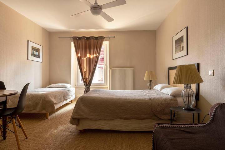 Hôtel pour 2 personnes, avec Terrasse et Vue à Port-Lesney