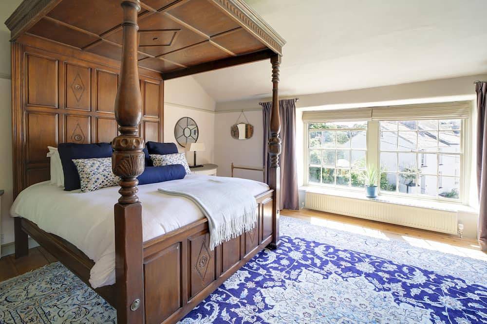 Towerhill-a stunning 15th century property in Bodmin, newly renovated, sleeps 10 in Bodmin, Cornwall