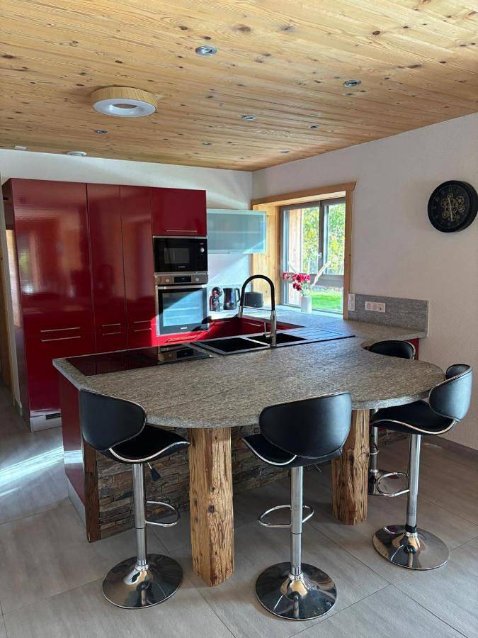 Gîte pour 6 personnes, avec terrasse et vue, animaux acceptés dans Longemaison
