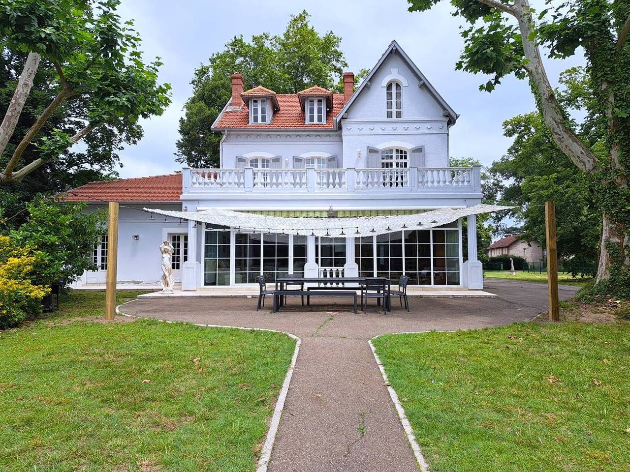 Apartamento vacacional entero, Prestigiosa casa con piscina a pocos minutos del océano in Saint-Julien-en-Born, Côte d’Argent