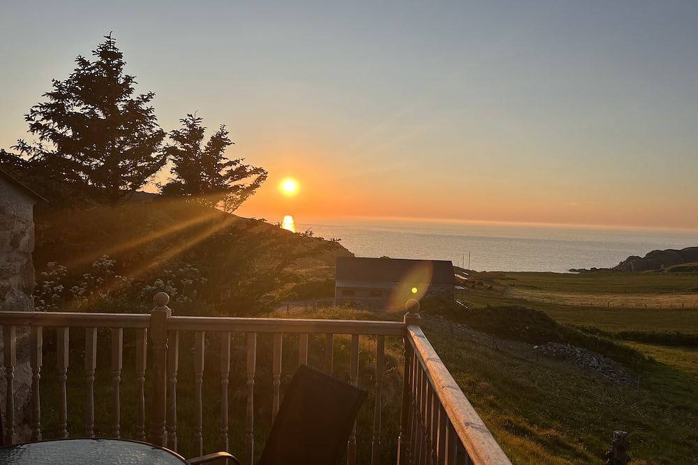 Unique rustic cottage, amazing views of wild places. Family and pet friendly in Highlands