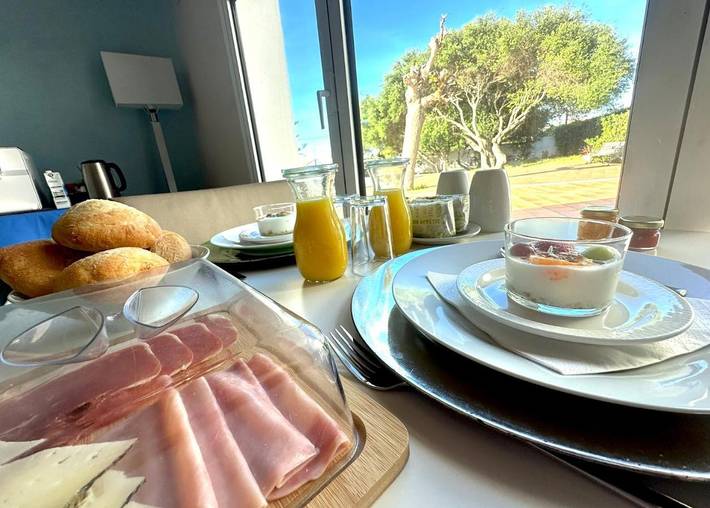 Gîte pour 4 personnes, avec vue ainsi que piscine et jardin, adapté aux familles à Es Castell - 4
