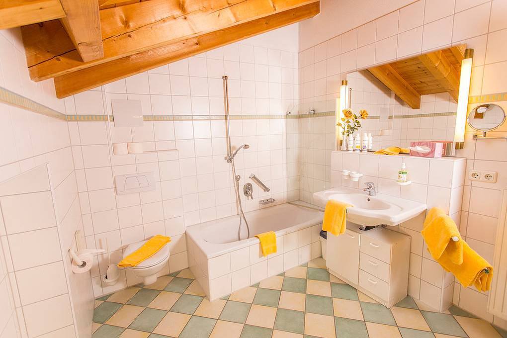 Doppelzimmer mit Bergblick im Gästehaus Büchele Kleinwalsertal in Hirschegg Kleinwalsertal, Mittelberg