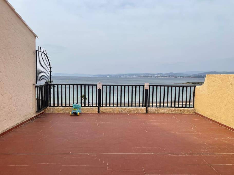 Appartement entier, "Le 63 aux Charmettes" Au Brusc Vue Mer Parking Wifi etc inclus in Le Brusc, Six-Fours-les-Plages