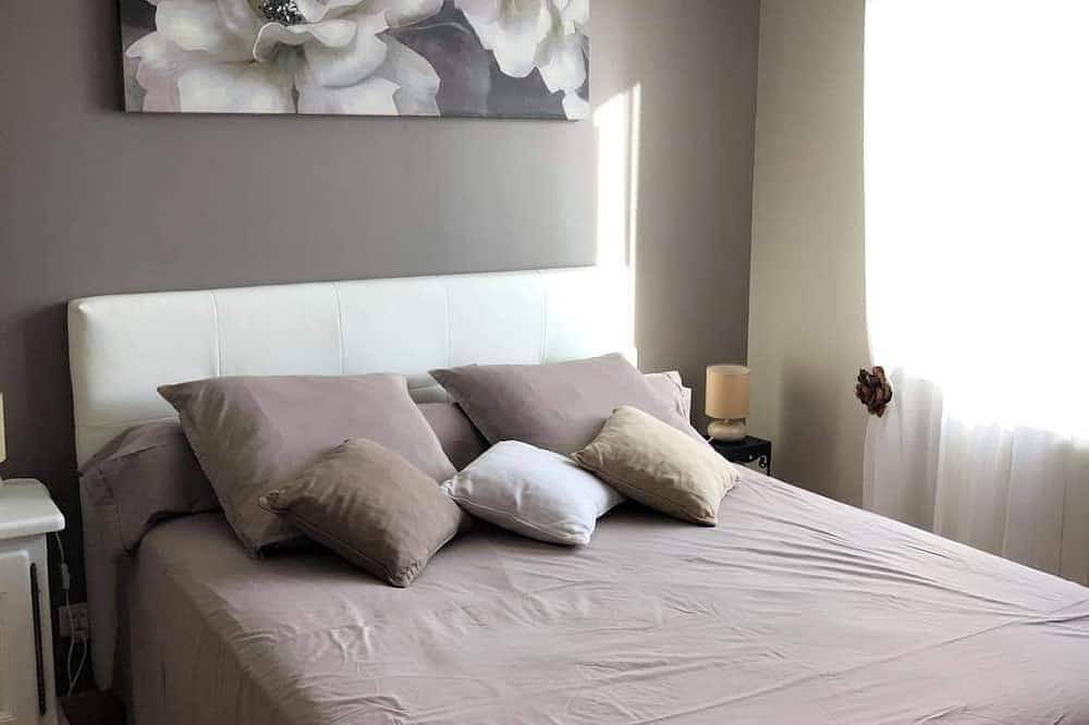 Provencal villa with swimming pool, parking, for 6 to 8 people of 130 M². in Cabannes, Arles region