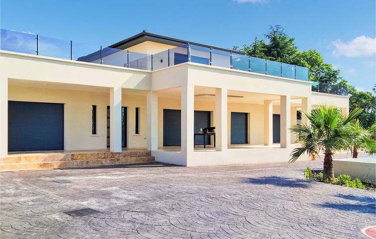 Appartement de 200 m² avec parking, piscine et jardin près du Rhône in Pont-Saint-Esprit, Région de Nîmes