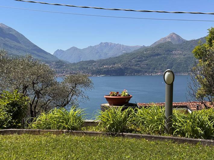 Gîte pour 4 personnes, avec vue et terrasse ainsi que vue sur le lac et jardin dans Perledo