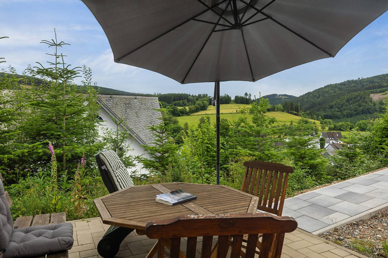 Holiday Home 'Ferienhaus Alpenzauber' with Mountain View, Private Terrace and Wi-Fi in Lennestadt, Sauerland