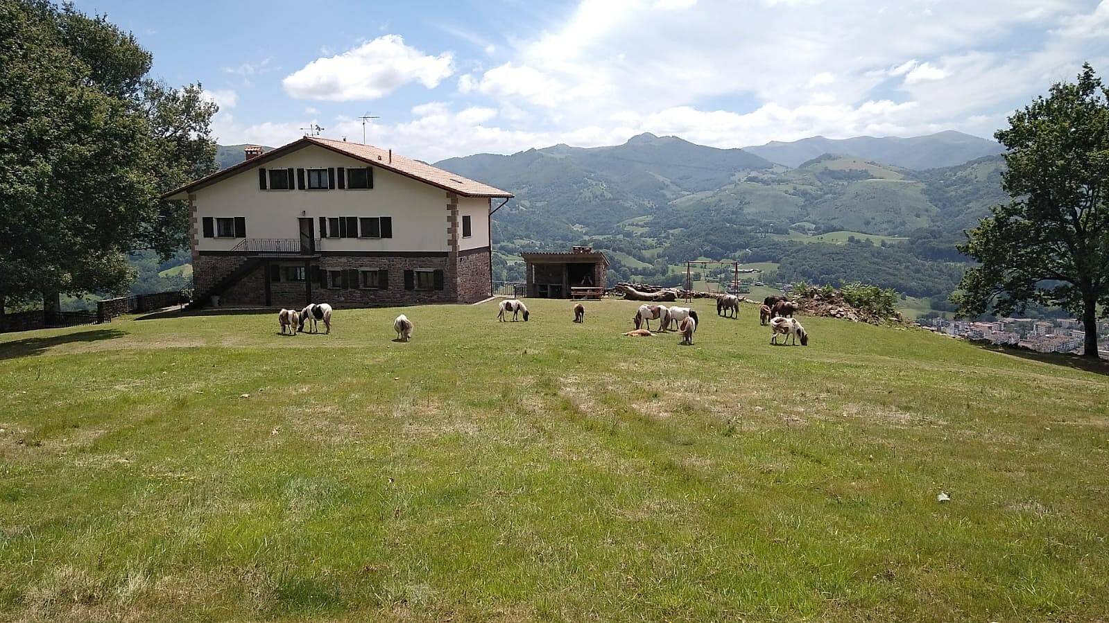 Finca 'Autxikoborda' mit Bergblick, privatem Garten und Wi-Fi in Baztan, Spanische Pyrenäen