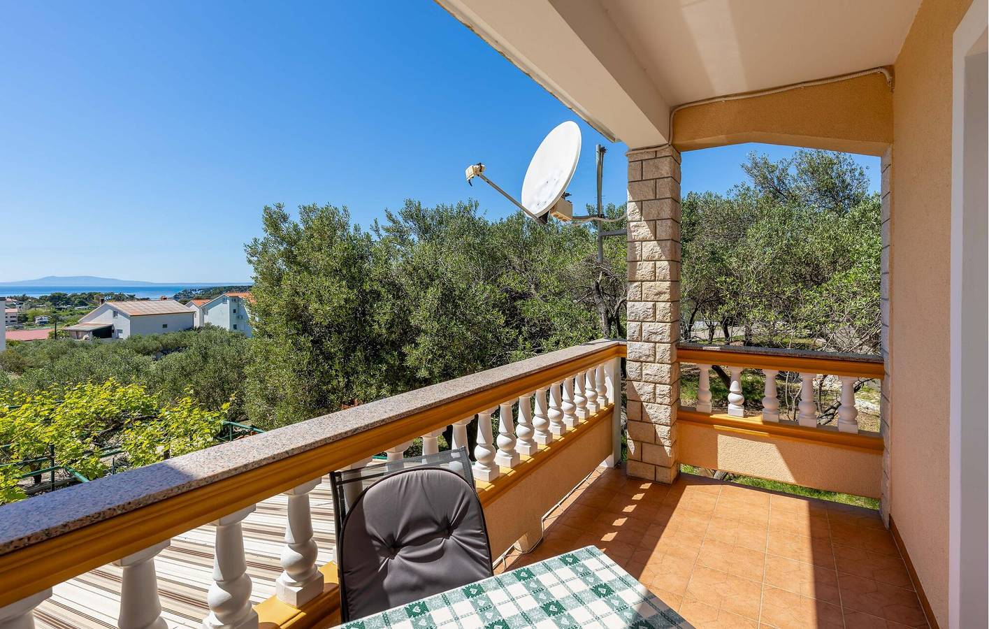 Ganze Ferienwohnung, Gemütliches Apartment mit Meerblick, WLAN, Parkplatz und Terrasse in Strandnähe in Banjol, Rab