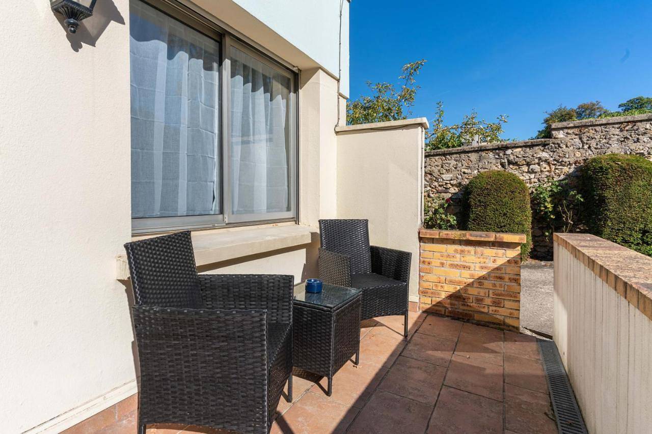 Appartement entier, Charmant studio avec terrasse, Gare à 200m et parking gratuit in Saint-Cyr-l'École, Yvelines