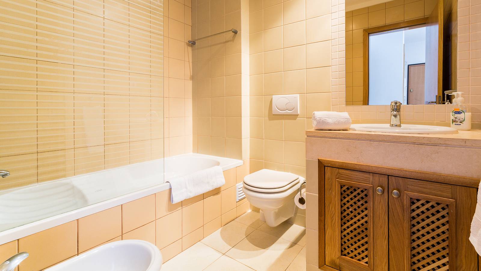 Apartamento de férias inteiro, Apartamento de férias para 4 pessoas com varanda in Albufeira, Albufeira e Olhos de Água