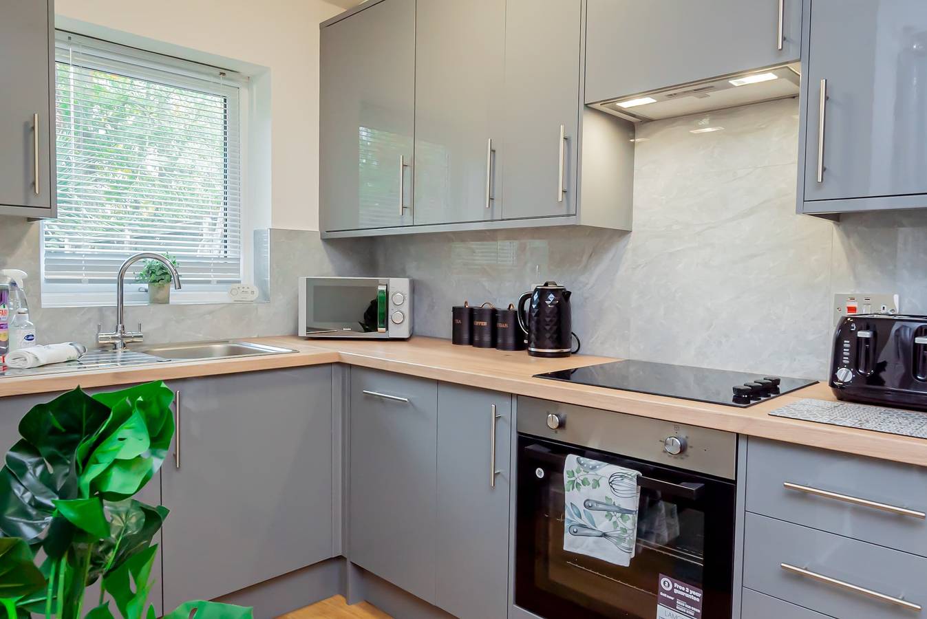 Spacious 4 Bedroom Home with Parking Near Heathrow in Horton (Berkshire), Berkshire