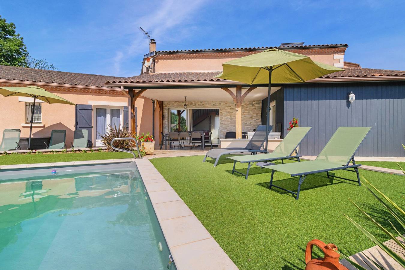 Maison de vacances « Le Clos De Philibert » avec piscine privée, terrasses et Wi-Fi in Coursac, Périgord Blanc