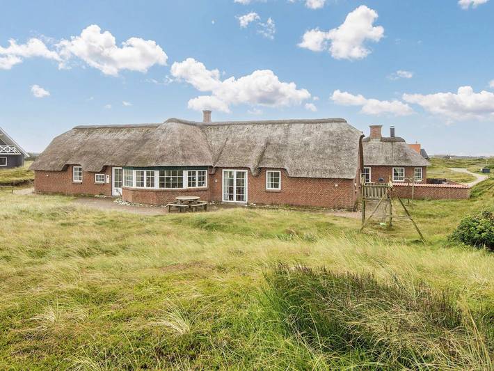 Ferieudlejning for 20 personer, med pool og terrasse, husdyr tilladt i Harboøre