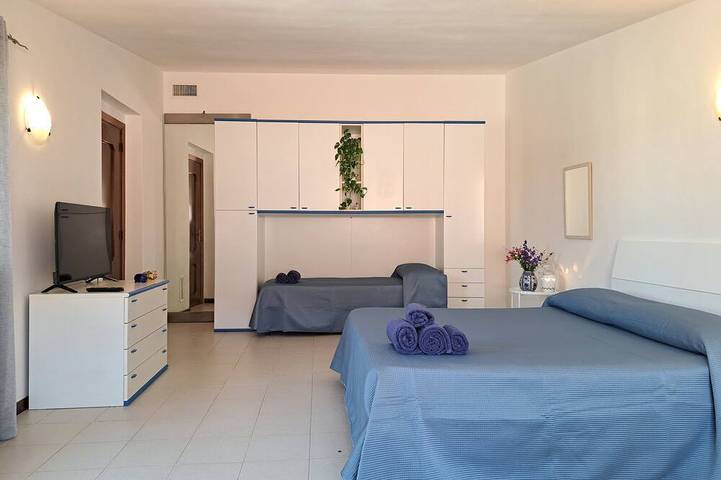 Appartement entier, 100 sqm apartment in South Sardinia Capoterra. Sea nature and sunshine all year round. in Capoterra, Province de Cagliari