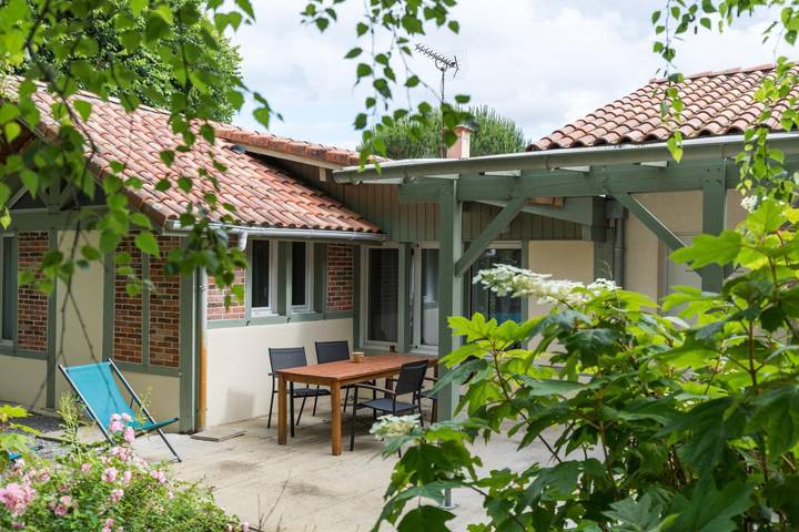 Gîte for 4 people, with Terrace and Garden as well as View in South-west France