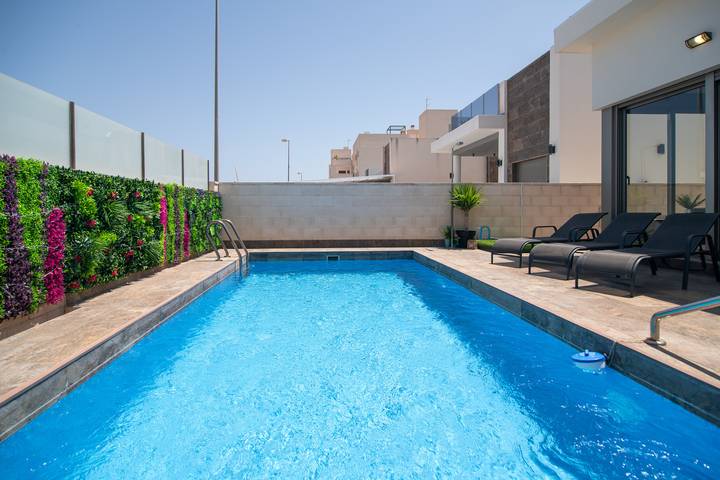 Villa voor 6 personen, with Balkon and Terras as well as Tuin in Orihuela Costa