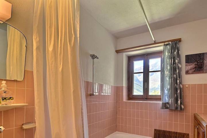Appartement entier, Appartement confortable pour 4 personnes, salon avec cheminée, coin cuisine avec lave-vaisselle, 2 c in Grimentz, Anniviers